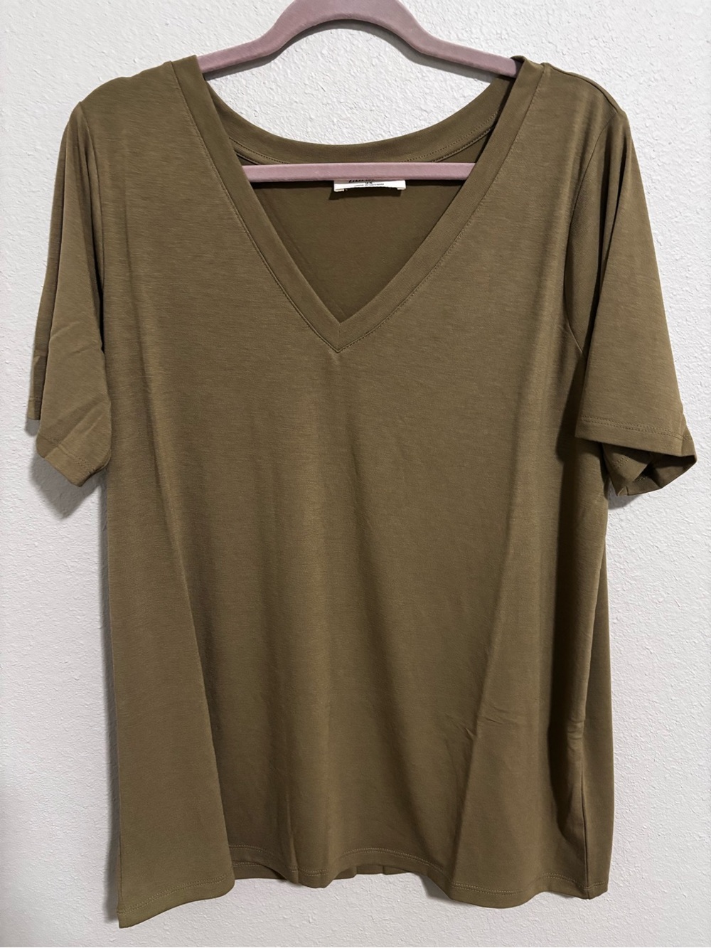 Zenana NWOT vneck short sleeve tee